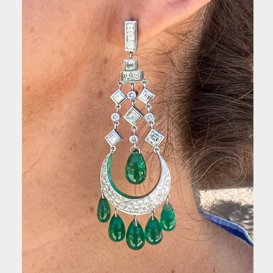 26.50 Ct Emerald Diamond Chandelier Earrings in Platinum: 26.50 Ct Emerald Diamond Chandelier Earrings in Platinum Elevate your elegance with these stunning chandelier earrings featuring a remarkable 26.50 ct. of emeralds and 5.50 ct. of sparkling diamonds.