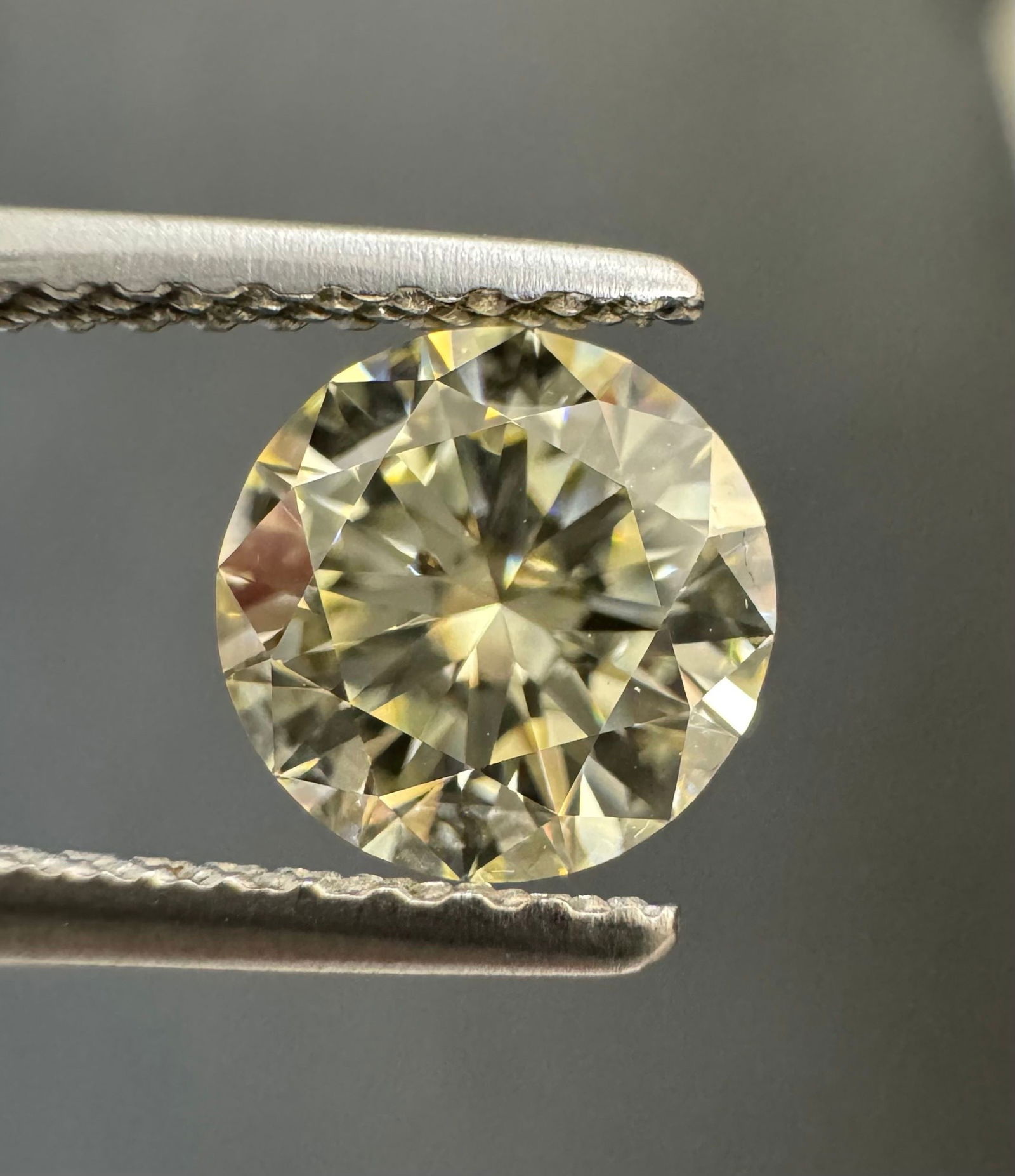 Loose Diamond - ROUND 1.01ct W-X VS2: Loose Diamond - ROUND 1.01ct W-X VS2 Source: Natural Shape: ROUND Carats: 1.01 Color: W-X Certification: GIA Video: