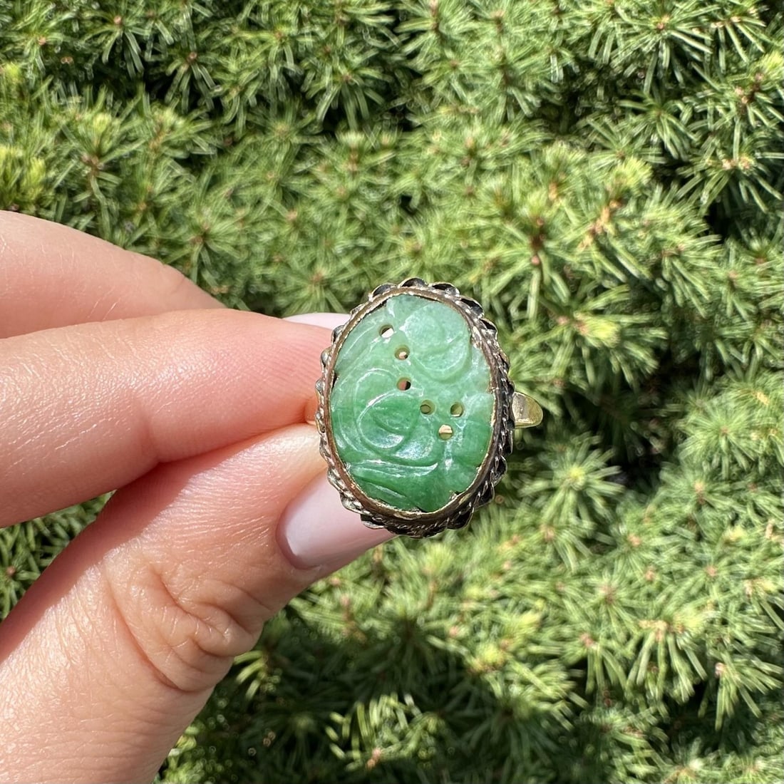 Vintage 14k Yellow Gold Carved Jade Cocktail Ring Size 7: Vintage 14k Yellow Gold Carved Jade Cocktail Ring Size 7 This exquisite vintage cocktail ring features a beautifully carved and pierced natural jade stone, set in solid 14k yellow gold. The oval-shape