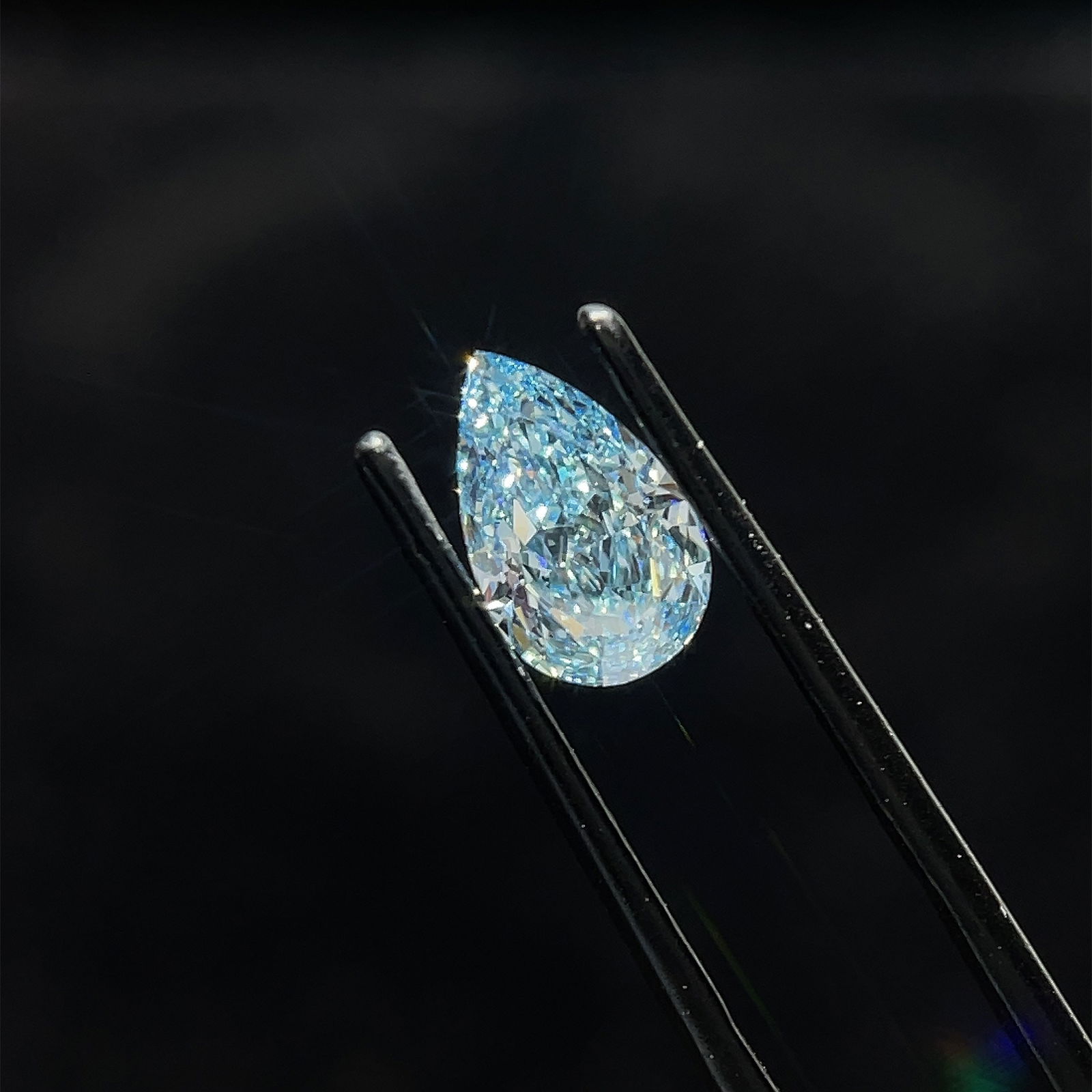 Loose Diamond - PEAR 1.47ct Fancy Vivid Blue VS2: Loose Diamond - PEAR 1.47ct Fancy Vivid Blue VS2 Source: This is a real non-mined Diamond that has been grown in a lab Shape: PEAR Carats: 1.47 Color: Fancy Vivid Blue Certification: IGI The Diamond D