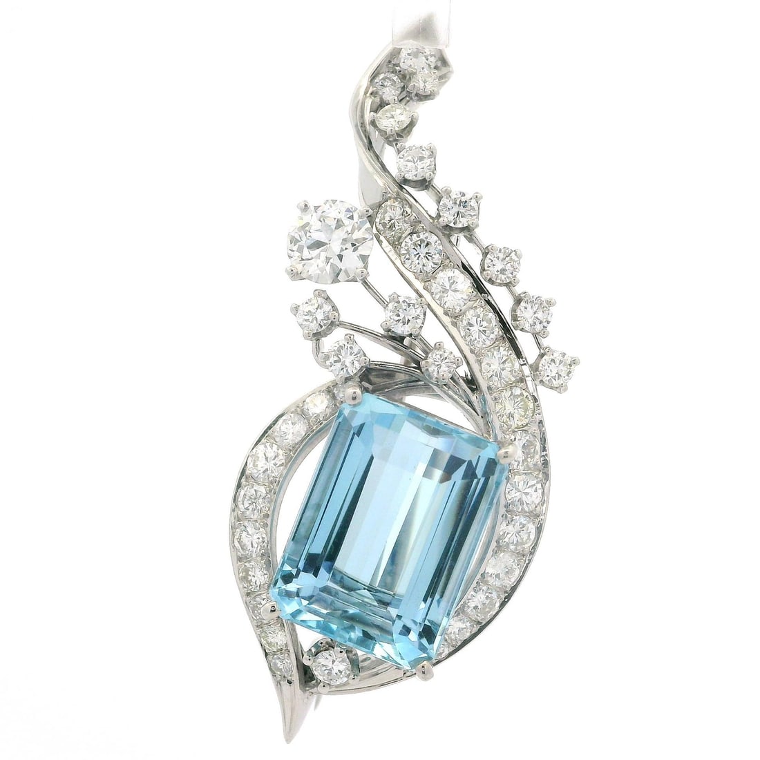 Vintage 13.70ctw GIA Aquamarine Diamond Brooch in White Gold: Vintage 13.70ctw GIA Aquamarine Diamond Brooch in White Gold This exquisite vintage brooch features a stunning high-quality aquamarine set in solid white gold, certified by GIA. The main stone is an o