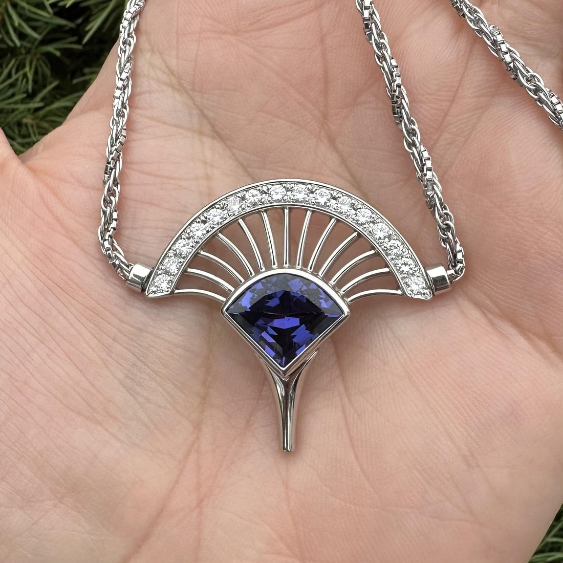 Platinum 5.36ct Tanzanite Diamond Rope Box Link Necklace: Platinum 5.36ct Tanzanite Diamond Rope Box Link Necklace This exquisite necklace features a captivating combination of natural tanzanite and diamonds, elegantly set in solid platinum. The centerpiece