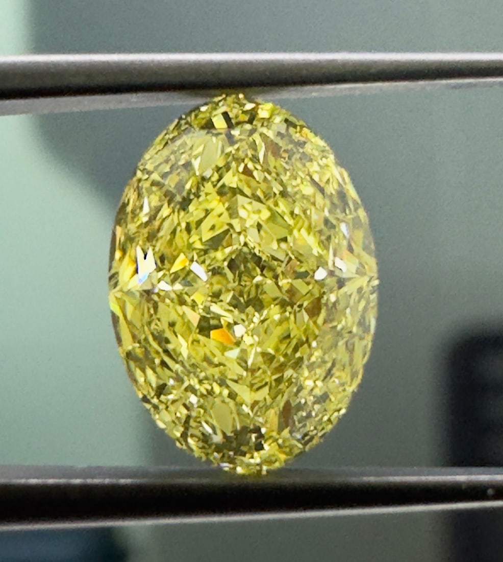Loose Diamond - OVAL 2.52ct Fancy Intense Yellow VVS2: Loose Diamond - OVAL 2.52ct Fancy Intense Yellow VVS2 Source: Natural Shape: OVAL Carats: 2.52 Color: Fancy Intense Yellow Certification: GIA The Diamond Depot Guarantee: All items in this auction are
