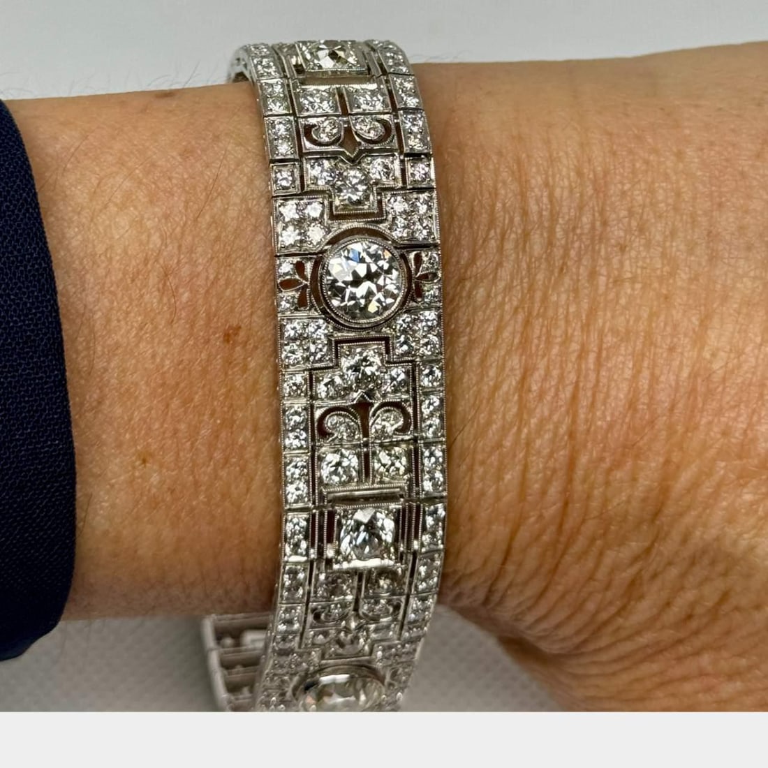 Art Deco Platinum Bracelet 16.85 Ct Diamonds F-H VVS-VS: Art Deco Platinum Bracelet 16.85 Ct Diamonds F-H VVS-VS This exquisite Art Deco platinum bracelet showcases a stunning total diamond weight of 16.85 carats. Crafted with precision, it features 4 promi