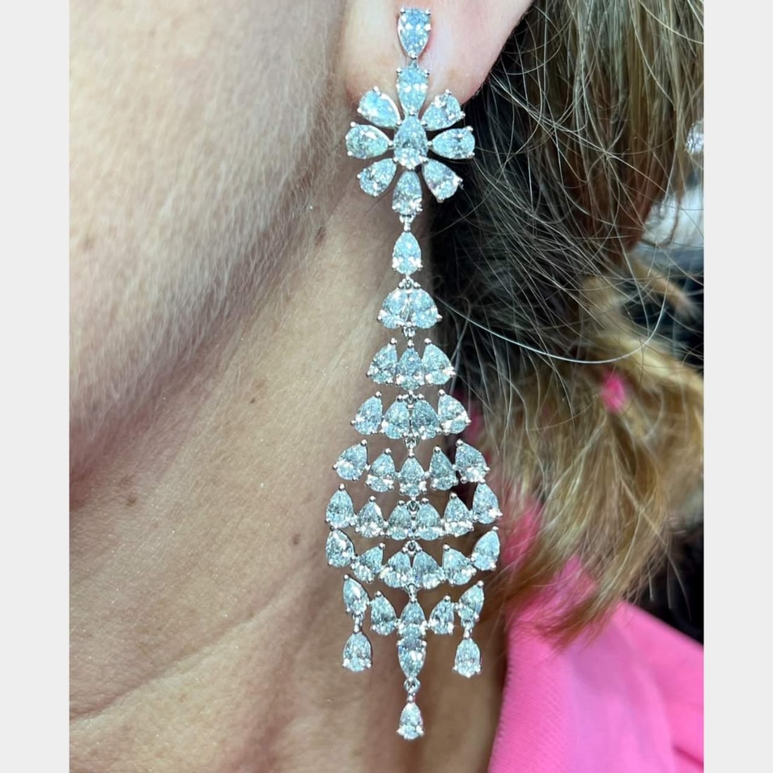 Platinum 22 Ct Diamond Chandelier Earrings 92 Pear-Shaped G-I VVS1-VS2: Platinum 22 Ct Diamond Chandelier Earrings 92 Pear-Shaped G-I VVS1-VS2 Elevate your elegance with these stunning Platinum Chandelier Earrings, adorned with 92 exquisite pear-shaped diamonds totaling a
