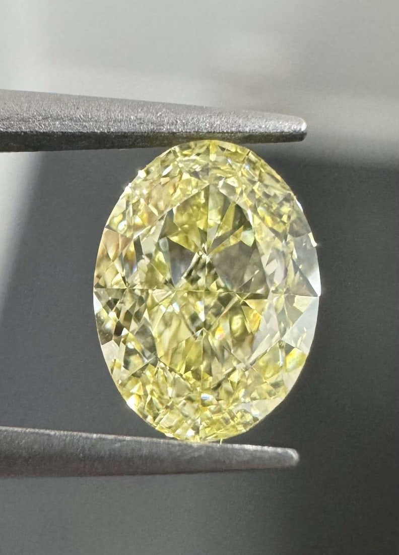 Loose Diamond - OVAL 0.8ct Fancy Yellow VVS1: Loose Diamond - OVAL 0.8ct Fancy Yellow VVS1 Source: Natural Shape: OVAL Carats: 0.8 Color: Fancy Yellow Certification: GIA Video: