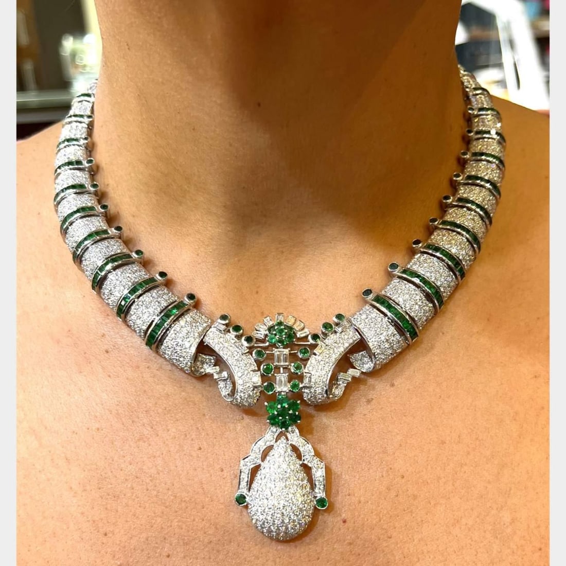 Elegant 18K White Gold Emerald Diamond Necklace 1,034 Stones 30 Ct: Elegant 18K White Gold Emerald Diamond Necklace 1,034 Stones 30 Ct This stunning 18K White Gold Necklace features an exquisite combination of Emeralds and Diamonds, embodying elegance and luxury. The