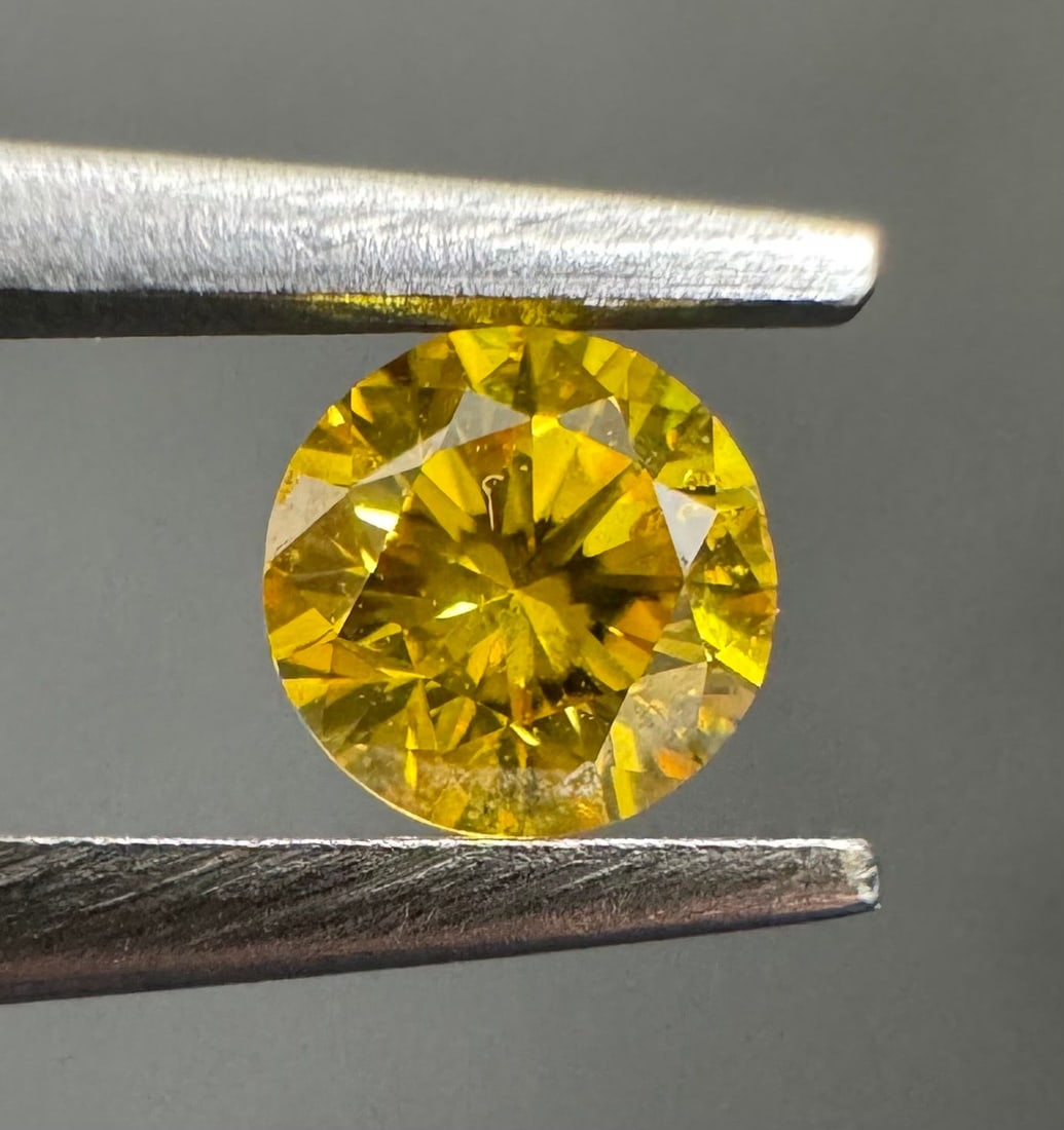 Loose Diamond - ROUND 0.19ct Fancy Vivid Yellow SI2: Loose Diamond - ROUND 0.19ct Fancy Vivid Yellow SI2 Source: Natural Shape: ROUND Carats: 0.19 Color: Fancy Vivid Yellow Certification: GIA The Diamond Depot Guarantee: All items in this auction are gu