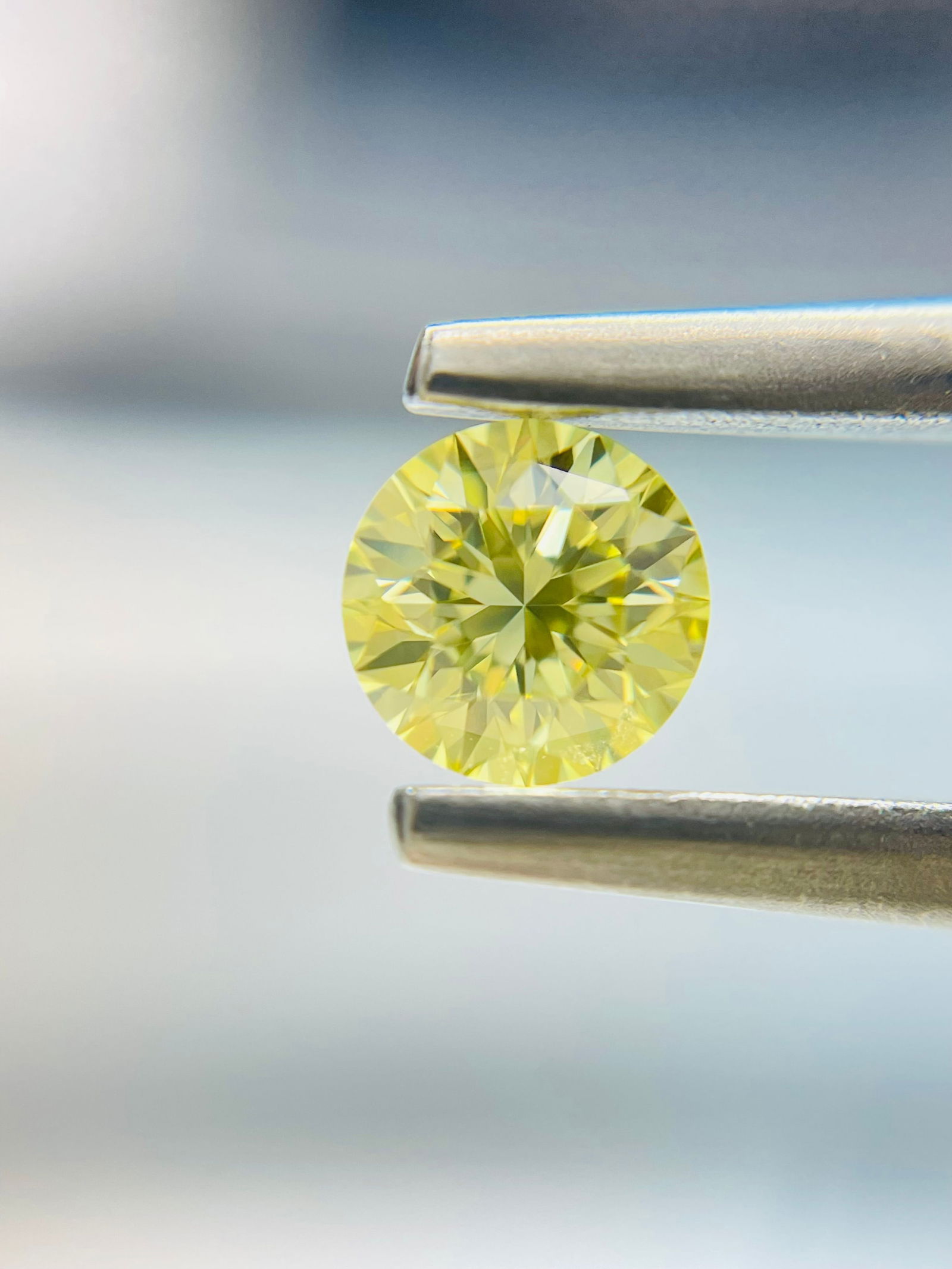 Loose Diamond - ROUND 0.44ct Fancy Yellow SI1: Loose Diamond - ROUND 0.44ct Fancy Yellow SI1 Source: Natural Shape: ROUND Carats: 0.44 Color: Fancy Yellow Certification: GIA The Diamond Depot Guarantee: All items in this auction are guaranteed to