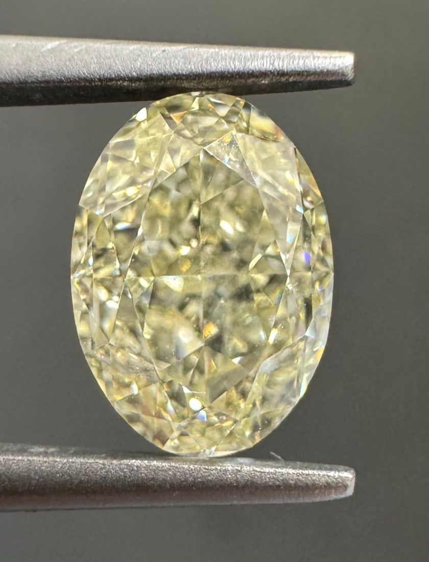 Loose Diamond - OVAL 1.57ct U-V VS1: Loose Diamond - OVAL 1.57ct U-V VS1 Source: Natural Shape: OVAL Carats: 1.57 Color: U-V Certification: GIA The Diamond Depot Guarantee: All items in this auction are guaranteed to be 100% authentic. A