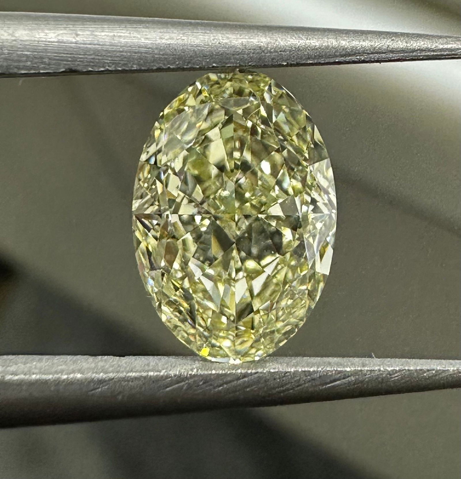 Loose Diamond - OVAL 2.0ct W-X VS2: Loose Diamond - OVAL 2.0ct W-X VS2 Source: Natural Shape: OVAL Carats: 2.0 Color: W-X Certification: GIA The Diamond Depot Guarantee: All items in this auction are guaranteed to be 100% authentic. At