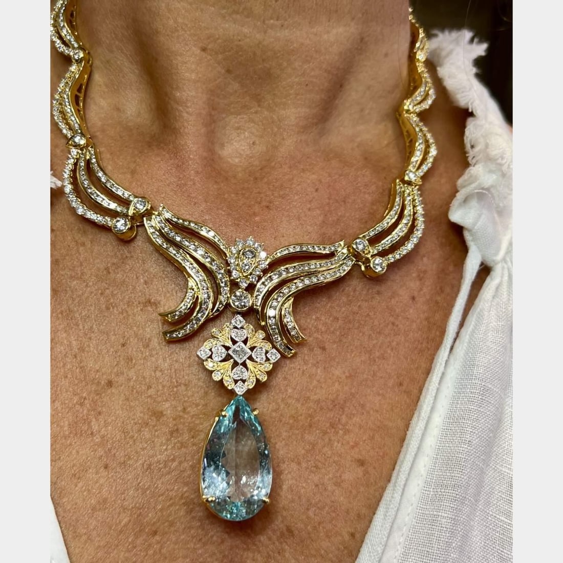 18K Yellow Gold Aquamarine Diamond Necklace 35 Ct Aquamarine 25 Ct Diamonds: 18K Yellow Gold Aquamarine Diamond Necklace 35 Ct Aquamarine 25 Ct Diamonds This stunning 18K Yellow Gold Aquamarine & Diamond Necklace features a lavish design with approximately 35.00 Ct. of exquisi