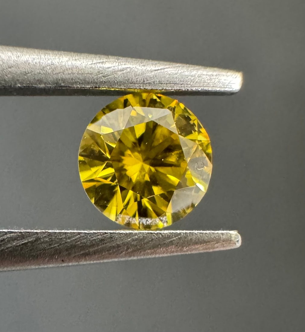 Loose Diamond - ROUND 0.2ct Fancy Vivid Yellow VS2: Loose Diamond - ROUND 0.2ct Fancy Vivid Yellow VS2 Source: Natural Shape: ROUND Carats: 0.2 Color: Fancy Vivid Yellow Certification: GIA The Diamond Depot Guarantee: All items in this auction are guar