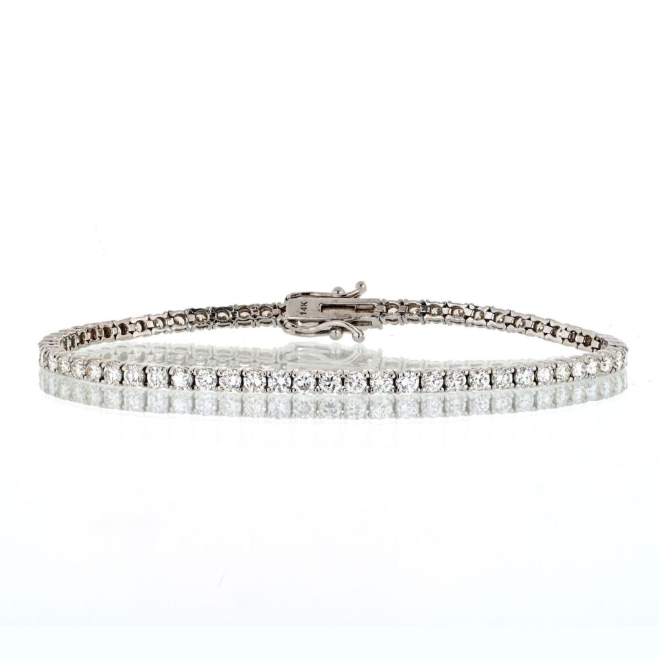 Elegant 14K White Gold 4.28ct Diamond Tennis Bracelet: Elegant 14K White Gold 4.28ct Diamond Tennis Bracelet Elevate your style with this exquisite Tennis Bracelet, crafted from 14K White Gold and featuring a total diamond weight of 4.28 carats. This brac