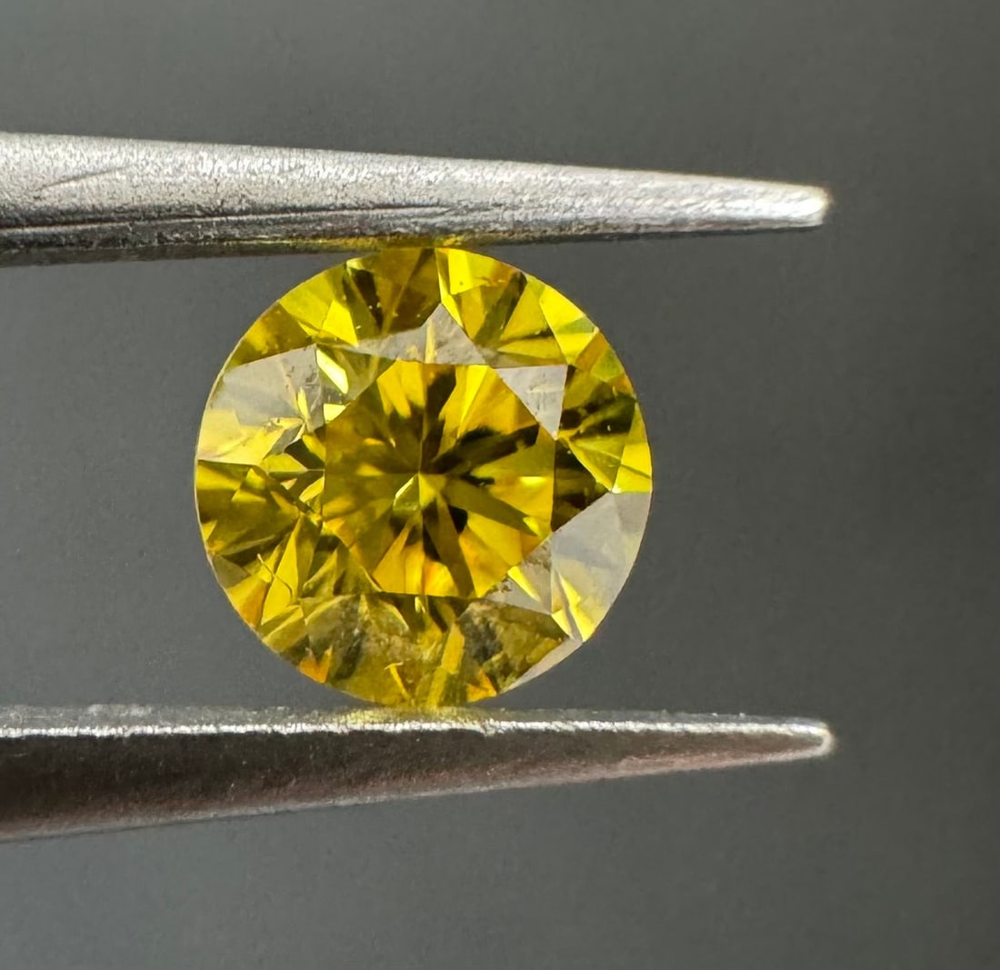 Loose Diamond - ROUND 0.23ct Fancy Vivid Yellow VS2: Loose Diamond - ROUND 0.23ct Fancy Vivid Yellow VS2 Source: Natural Shape: ROUND Carats: 0.23 Color: Fancy Vivid Yellow Certification: GIA The Diamond Depot Guarantee: All items in this auction are gu
