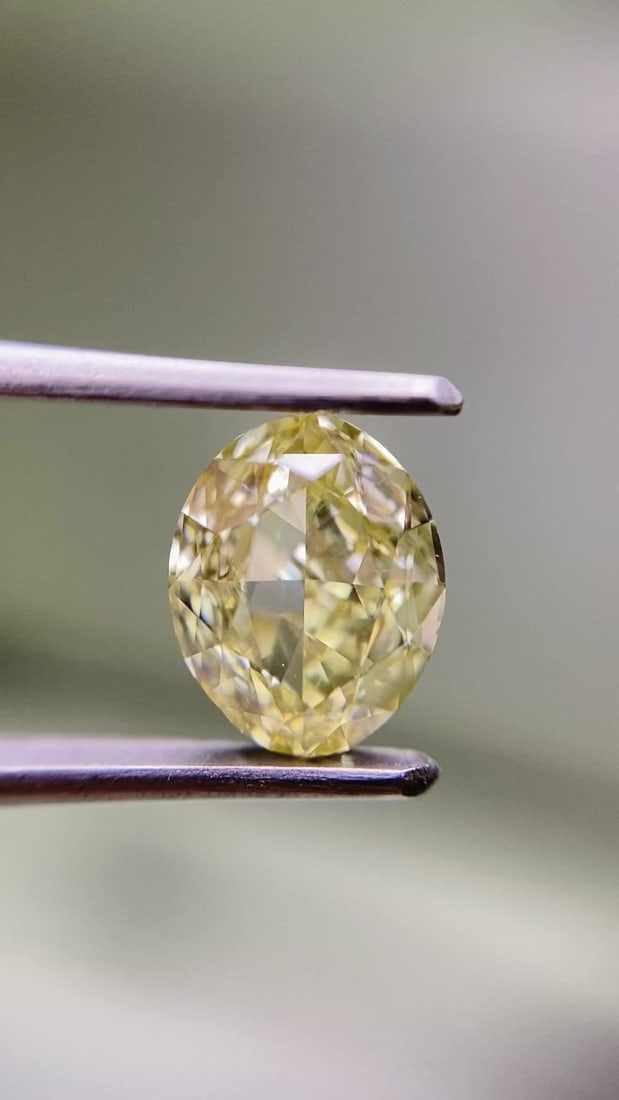 Loose Diamond - OVAL 1.0ct Fancy Light Brownish Yellow SI1: Loose Diamond - OVAL 1.0ct Fancy Light Brownish Yellow SI1 Source: Natural Shape: OVAL Carats: 1.0 Color: Fancy Light Brownish Yellow Certification: GIA Video: