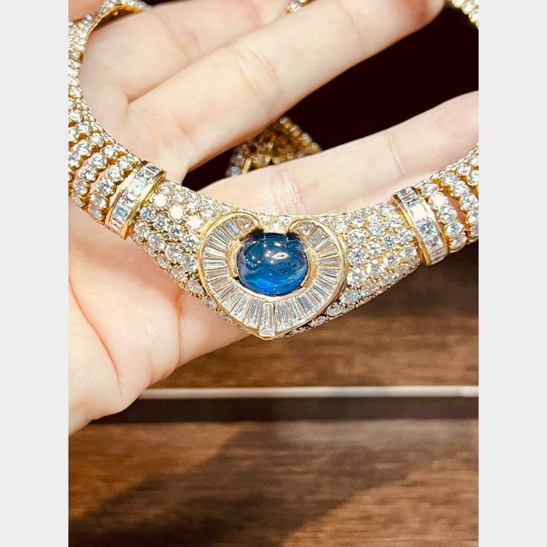 18K Yellow Gold Necklace with 67.50 Ct Diamonds and 7.50 Ct Sapphire: 18K Yellow Gold Necklace with 67.50 Ct Diamonds and 7.50 Ct Sapphire This exquisite necklace is crafted in 18K yellow gold and features a stunning array of sapphires and diamonds. The necklace weighs