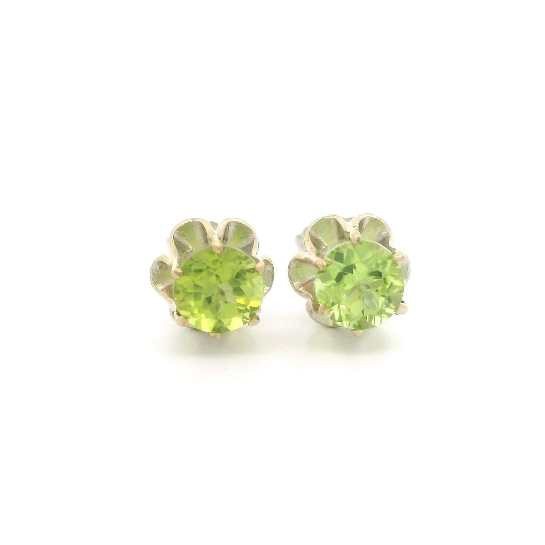 Vintage 14k White Gold Peridot Stud Earrings 1.10ctw Buttercup Set: Vintage 14k White Gold Peridot Stud Earrings 1.10ctw Buttercup Set These exquisite vintage stud earrings are crafted from 14k white gold and feature a stunning buttercup basket design. Each earring sh