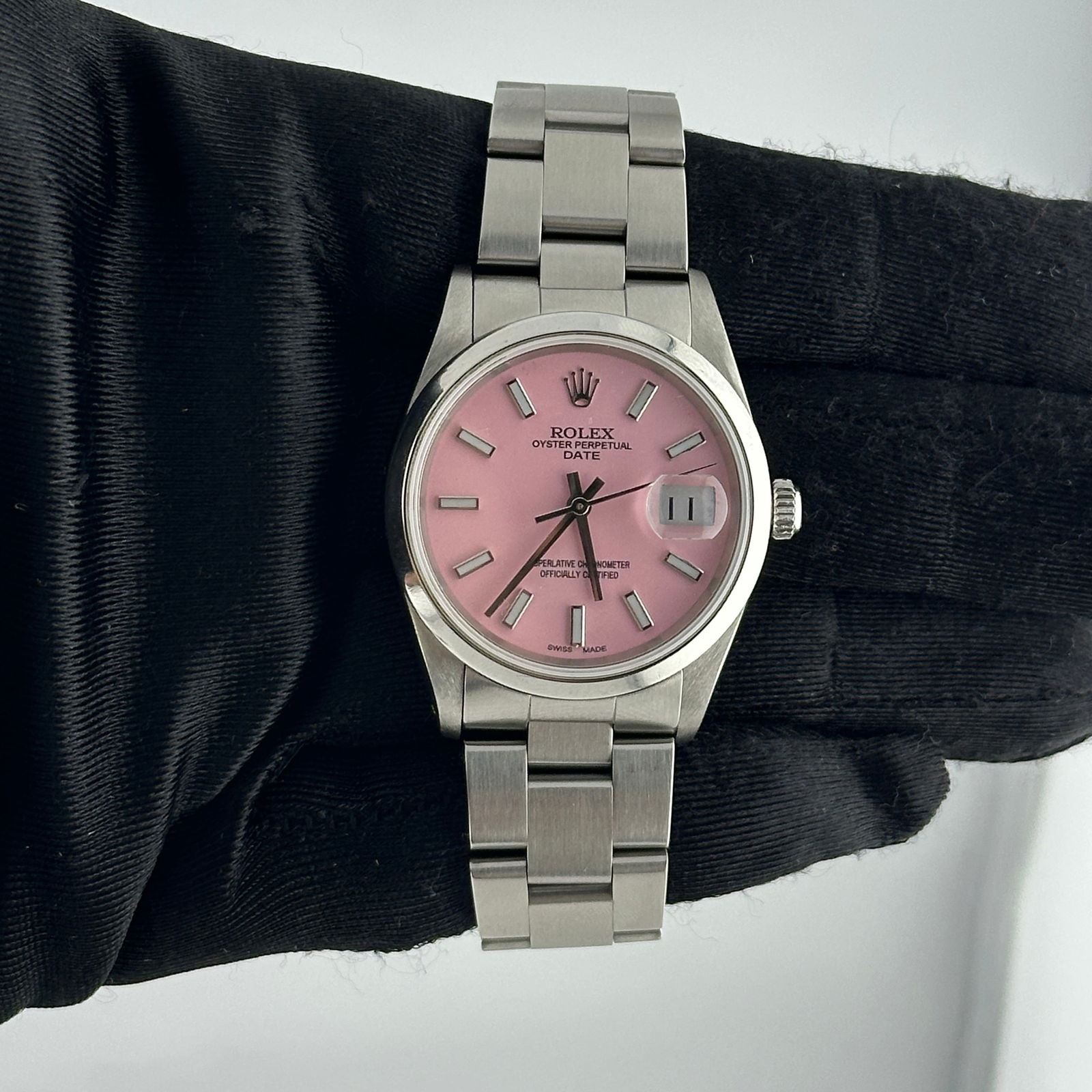 Unisex Rolex Ref 15200 Oyster Perpetual Date With Aftermarket Baby Pink Dial: Unisex Rolex Ref 15200 Oyster Perpetual Date With Aftermarket Baby Pink Dial This Rolex Oyster Perpetual Date features a distinctive baby pink dial and a smooth bezel. The timepiece is part of the Oys