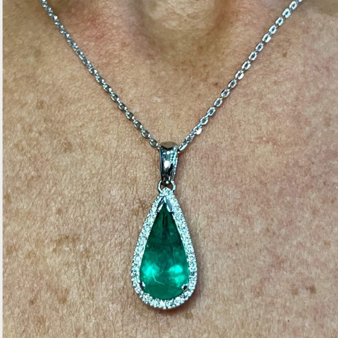 IGI Certified Platinum Emerald Pendant 4.77 Ct with 14K White Gold Chain: IGI Certified Platinum Emerald Pendant 4.77 Ct with 14K White Gold Chain Elevate your style with this exquisite IGI Certified Platinum Emerald Pendant, elegantly suspended from a 14K White Gold Chain.
