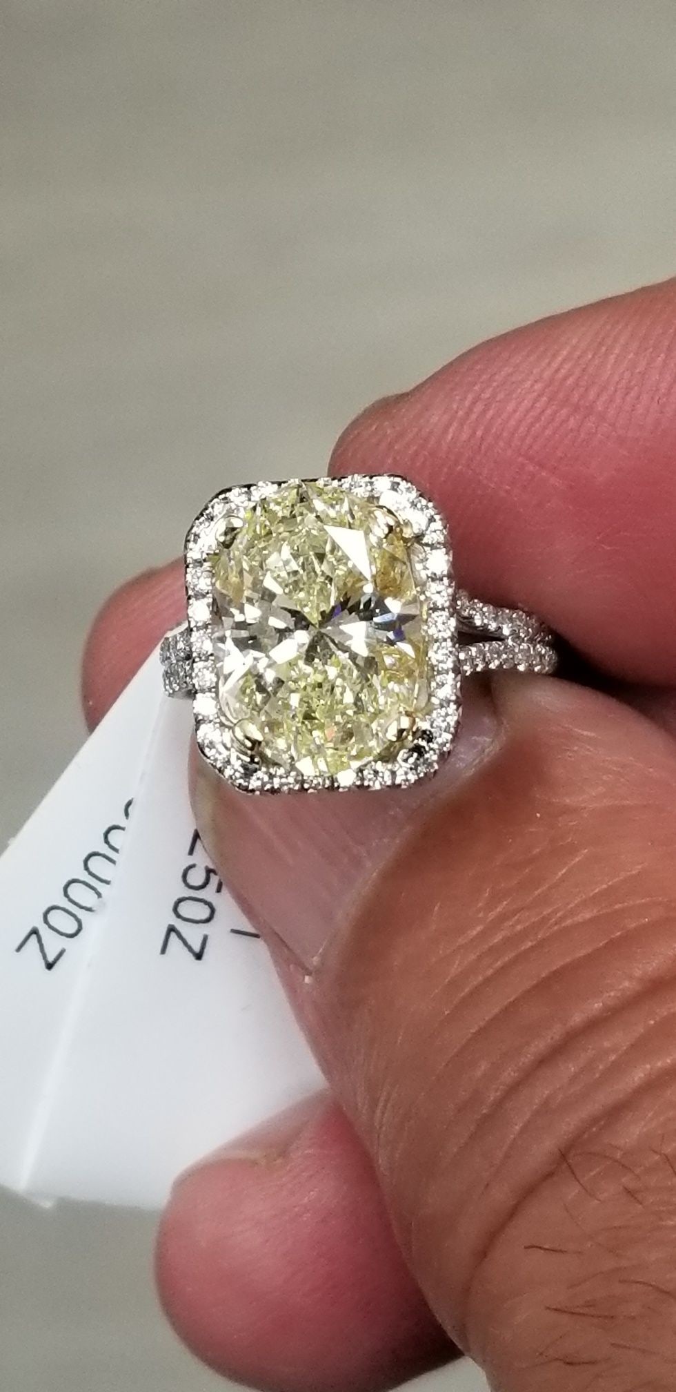 Loose Diamond - OVAL 4.53ct U-V SI1: Loose Diamond - OVAL 4.53ct U-V SI1 Source: Natural Shape: OVAL Carats: 4.53 Color: U-V Certification: GIA The Diamond Depot Guarantee: All items in this auction are guaranteed to be 100% authentic. A