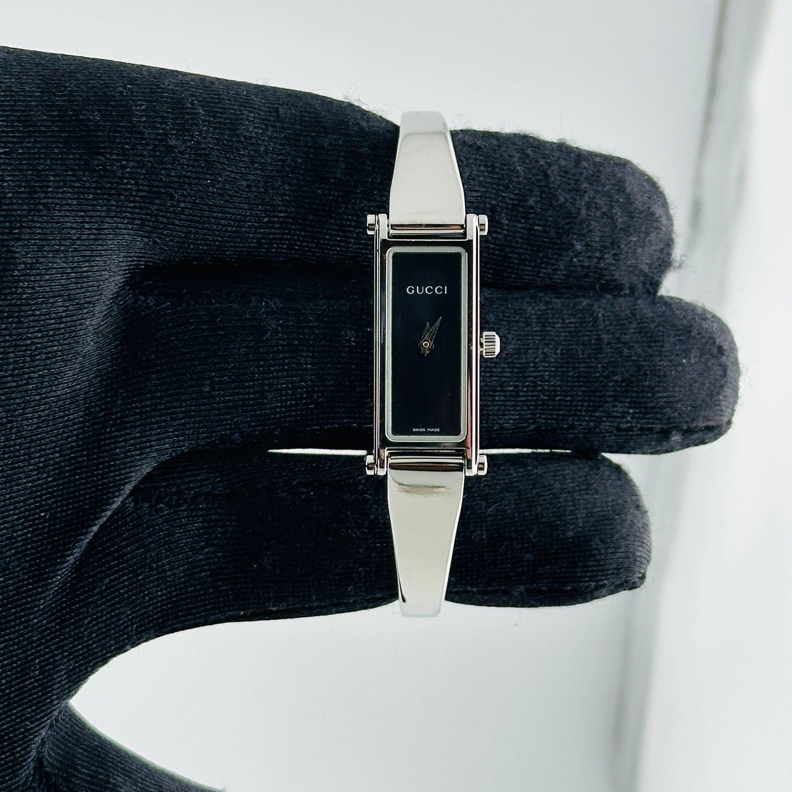 Ladies Gucci 1500L Black Dial Bangle Bracelet Watch (1 of 4)