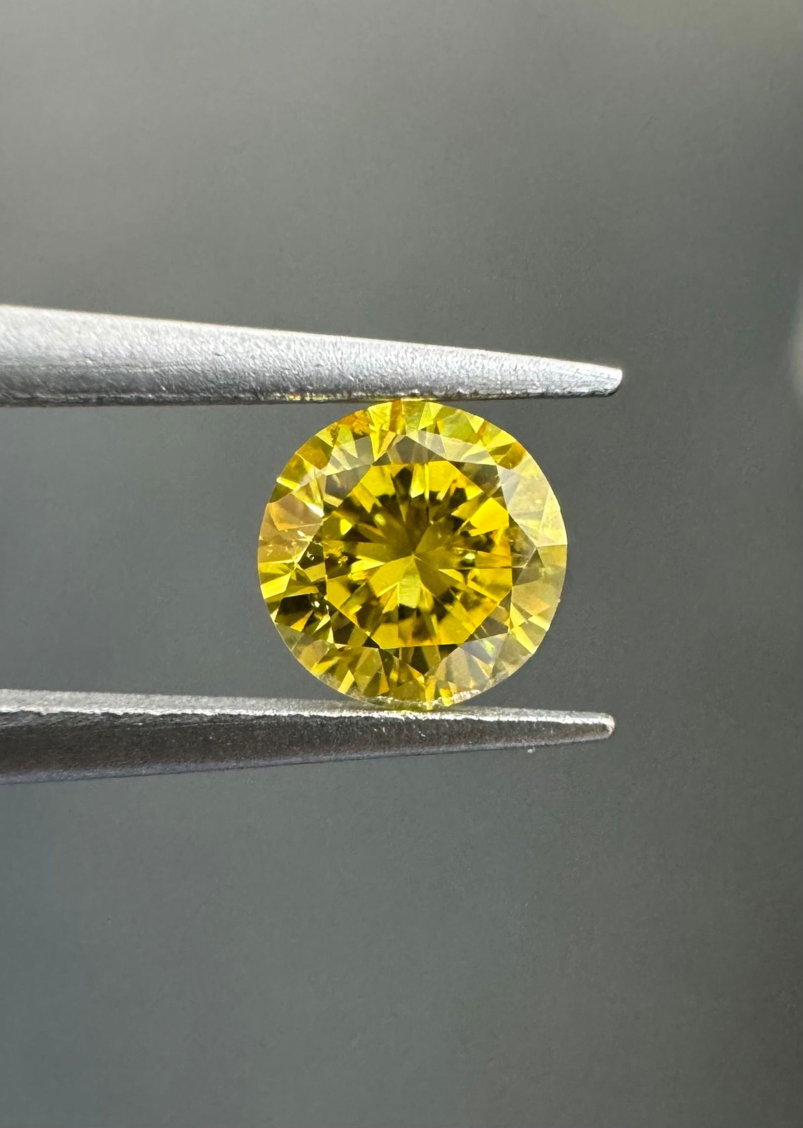 Loose Diamond - ROUND 0.28ct Fancy Vivid Yellow SI2: Loose Diamond - ROUND 0.28ct Fancy Vivid Yellow SI2 Source: Natural Shape: ROUND Carats: 0.28 Color: Fancy Vivid Yellow Certification: GIA Video: