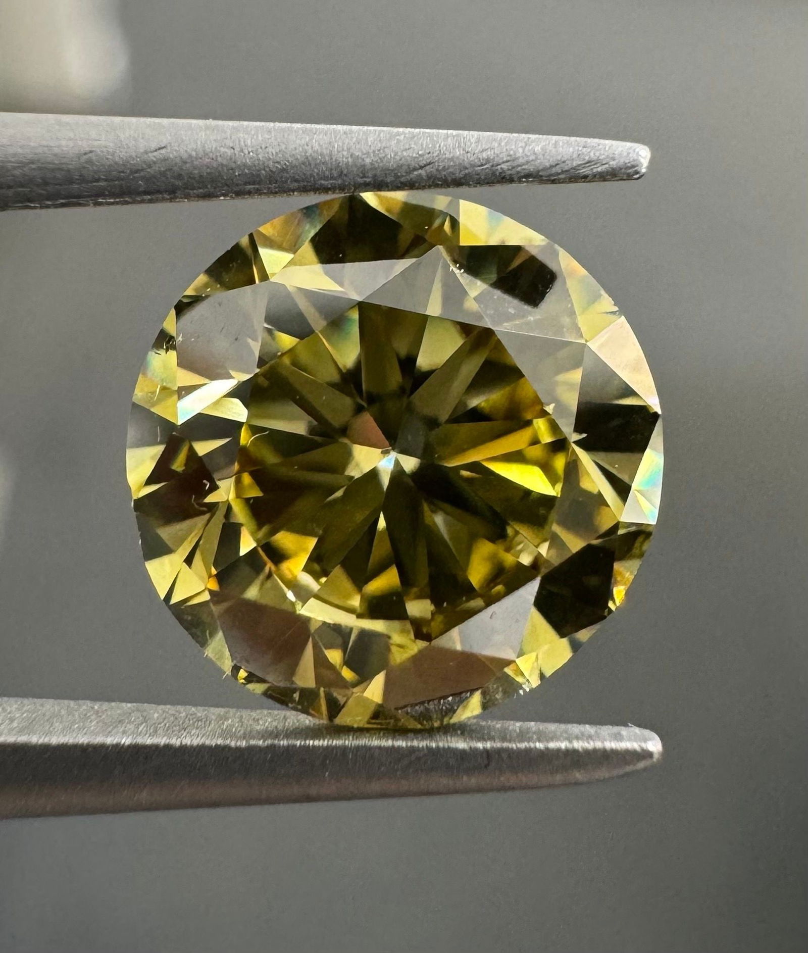 Loose Diamond - ROUND 2.01ct Fancy Deep Brownish Greenish Yellow SI1: Loose Diamond - ROUND 2.01ct Fancy Deep Brownish Greenish Yellow SI1 Source: Natural Shape: ROUND Carats: 2.01 Color: Fancy Deep Brownish Greenish Yellow Certification: GIA Video: