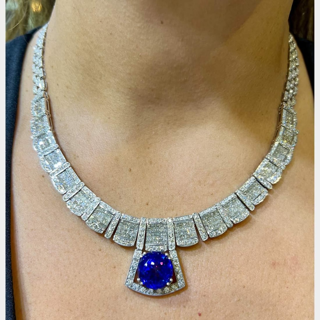 14K White Gold Tanzanite 20.00 Ct & 775 Diamond Necklace: 14K White Gold Tanzanite 20.00 Ct & 775 Diamond Necklace This stunning 14K White Gold Necklace features a remarkable combination of Tanzanite and Diamonds. It showcases an impressive approximate 20.00