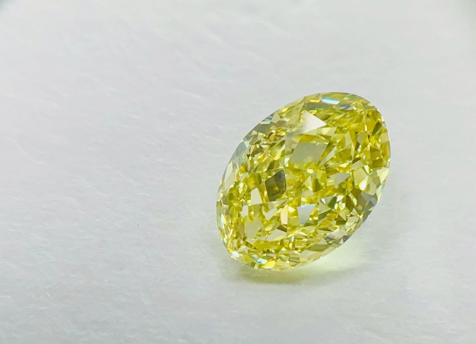 Loose Diamond - OVAL 2.17ct Fancy Intense Yellow VS2: Loose Diamond - OVAL 2.17ct Fancy Intense Yellow VS2 Source: Natural Shape: OVAL Carats: 2.17 Color: Fancy Intense Yellow Certification: GIA Video: