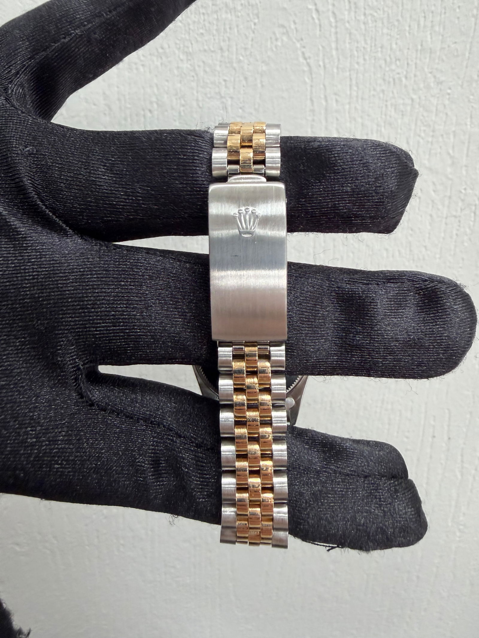 Ladies Datejust 31 Ivory Anniversary Dial Jubilee Bracelet Ref 68273: Ladies Datejust 31 Ivory Anniversary Dial Jubilee Bracelet Ref 68273 This Rolex Datejust 31 is designed for ladies and features an ivory anniversary dial. It comes with a fluted bezel and is fitted on