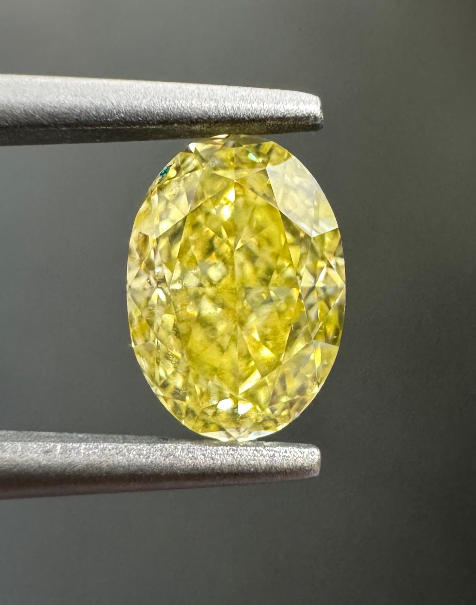 Loose Diamond - OVAL 0.82ct Fancy Intense Yellow VVS1: Loose Diamond - OVAL 0.82ct Fancy Intense Yellow VVS1 Source: Natural Shape: OVAL Carats: 0.82 Color: Fancy Intense Yellow Certification: GIA Video:
