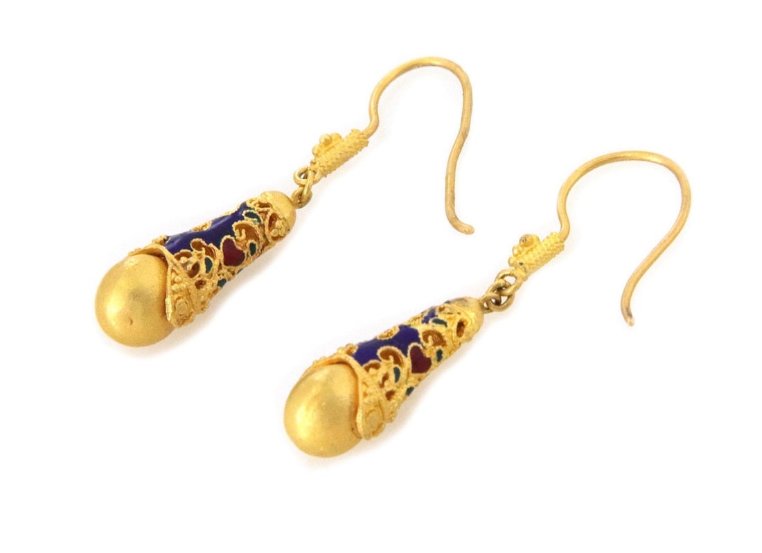 18k Yellow Gold Enamel Filigree Teardrop Dangle Earrings: 18k Yellow Gold Enamel Filigree Teardrop Dangle Earrings Enhance your jewelry collection with these exquisite 18k yellow gold teardrop dangle earrings. Featuring a delicate filigree design paired with