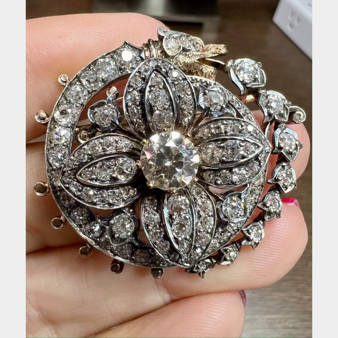 Victorian 18K Silver Top Diamond Brooch 1.40 Ct Center 105 Diamonds: Victorian 18K Silver Top Diamond Brooch 1.40 Ct Center 105 Diamonds This exquisite Victorian brooch combines elegance and craftsmanship, featuring a stunning central diamond weighing approximately 1.4