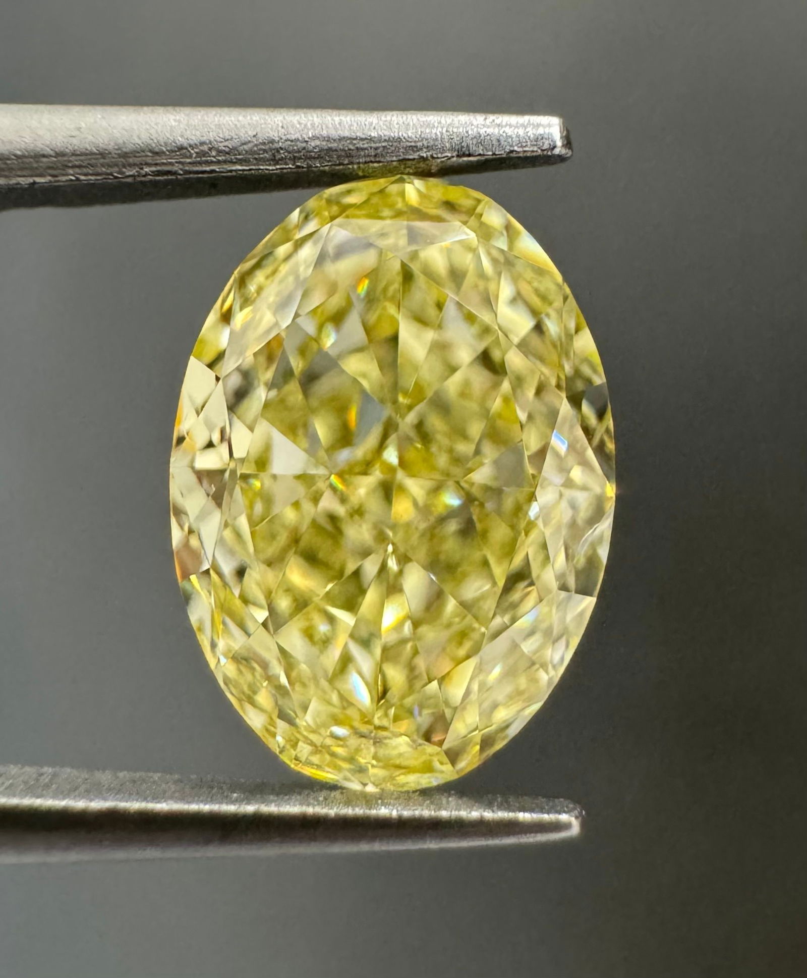 Loose Diamond - OVAL 1.52ct Fancy Yellow VS1: Loose Diamond - OVAL 1.52ct Fancy Yellow VS1 Source: Natural Shape: OVAL Carats: 1.52 Color: Fancy Yellow Certification: GIA The Diamond Depot Guarantee: All items in this auction are guaranteed to be
