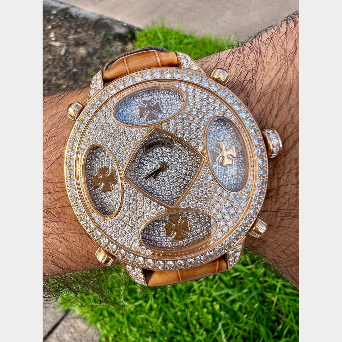 Paris Hilton 18K Rose Gold Diamond Mystery Watch 10 Ct Diamonds 50mm Case: Paris Hilton 18K Rose Gold Diamond Mystery Watch 10 Ct Diamonds 50mm Case This exquisite Paris Hilton 18K Rose Gold Diamond Mystery Watch features a stunning design, weighing approximately 153.0 grams