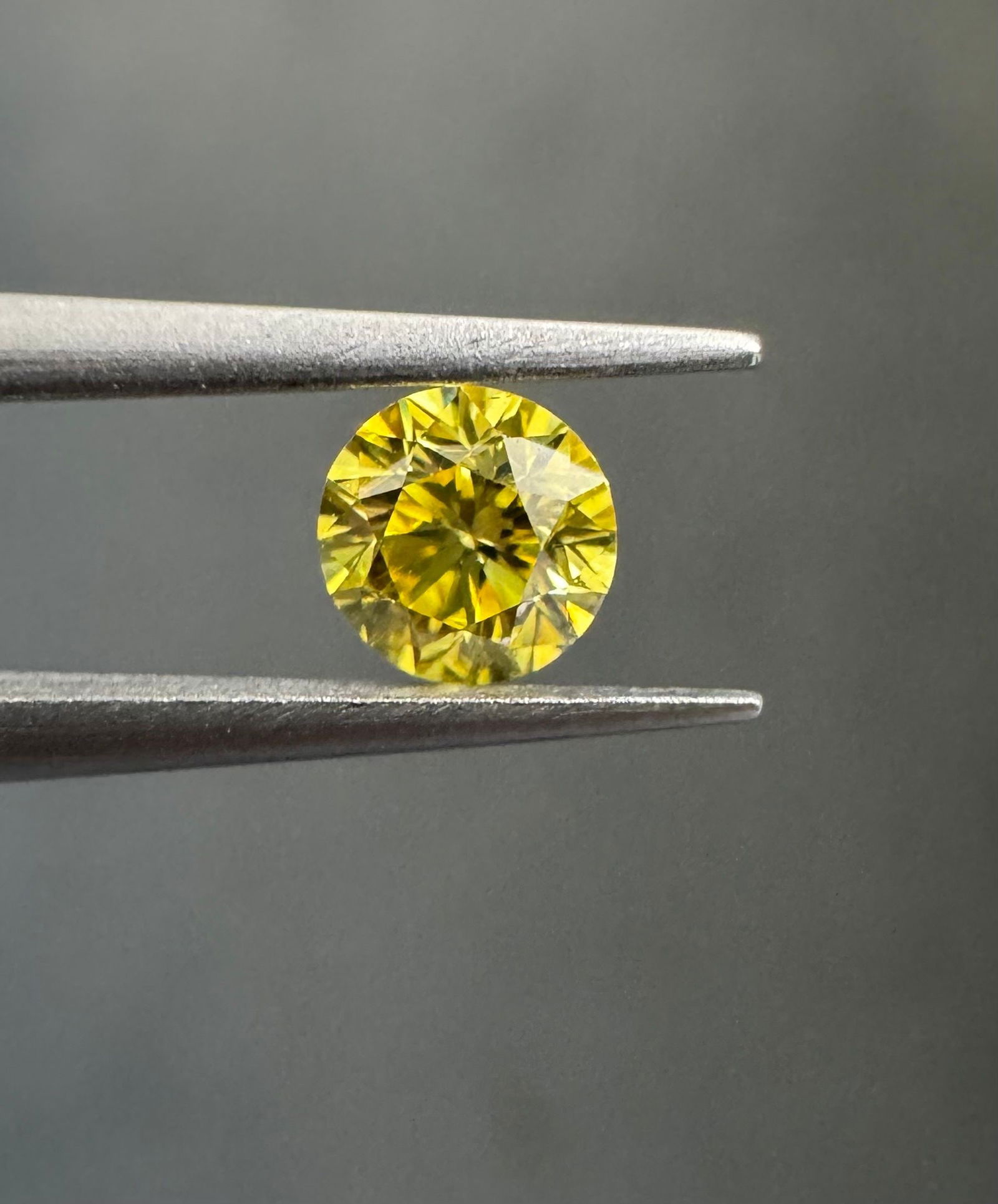Loose Diamond - ROUND 0.28ct Fancy Intense Yellow VS2: Loose Diamond - ROUND 0.28ct Fancy Intense Yellow VS2 Source: Natural Shape: ROUND Carats: 0.28 Color: Fancy Intense Yellow Certification: GIA The Diamond Depot Guarantee: All items in this auction ar
