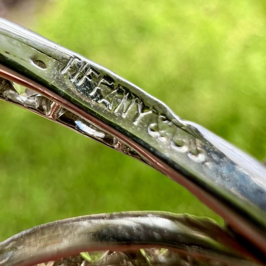 TIFFANY & CO. Art Deco Platinum Diamond Bow Brooch 9.05 Ct: TIFFANY & CO. Art Deco Platinum Diamond Bow Brooch 9.05 Ct This exquisite Art Deco brooch from TIFFANY & CO. showcases a stunning bow design crafted in platinum. It features a total diamond weight of