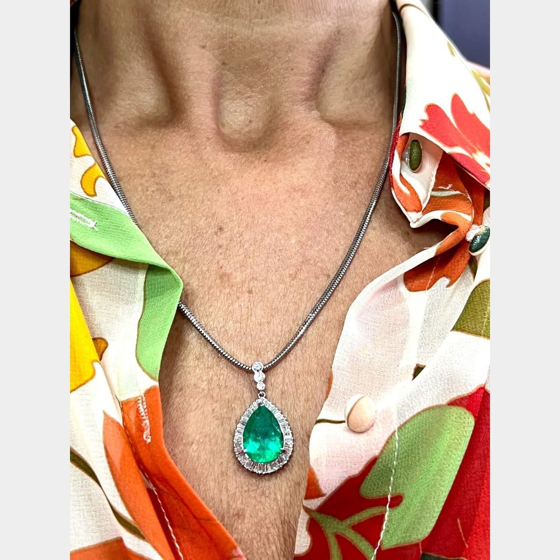 Platinum Necklace with 5.90 Ct Colombian Emerald and 1.00 Ct Diamonds: Platinum Necklace with 5.90 Ct Colombian Emerald and 1.00 Ct Diamonds This stunning necklace features a breathtaking Colombian emerald at its center, weighing approximately 5.90 ct. It is beautifully