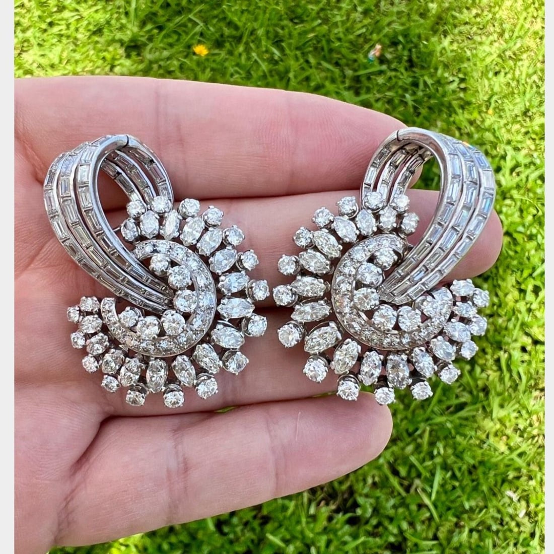 Art Deco 18K White Gold & Platinum Diamond Earrings 18.00 Ct: Art Deco 18K White Gold & Platinum Diamond Earrings 18.00 Ct These stunning Art Deco earrings are crafted from a luxurious combination of platinum and 18K white gold. They feature a total of 162 diamo