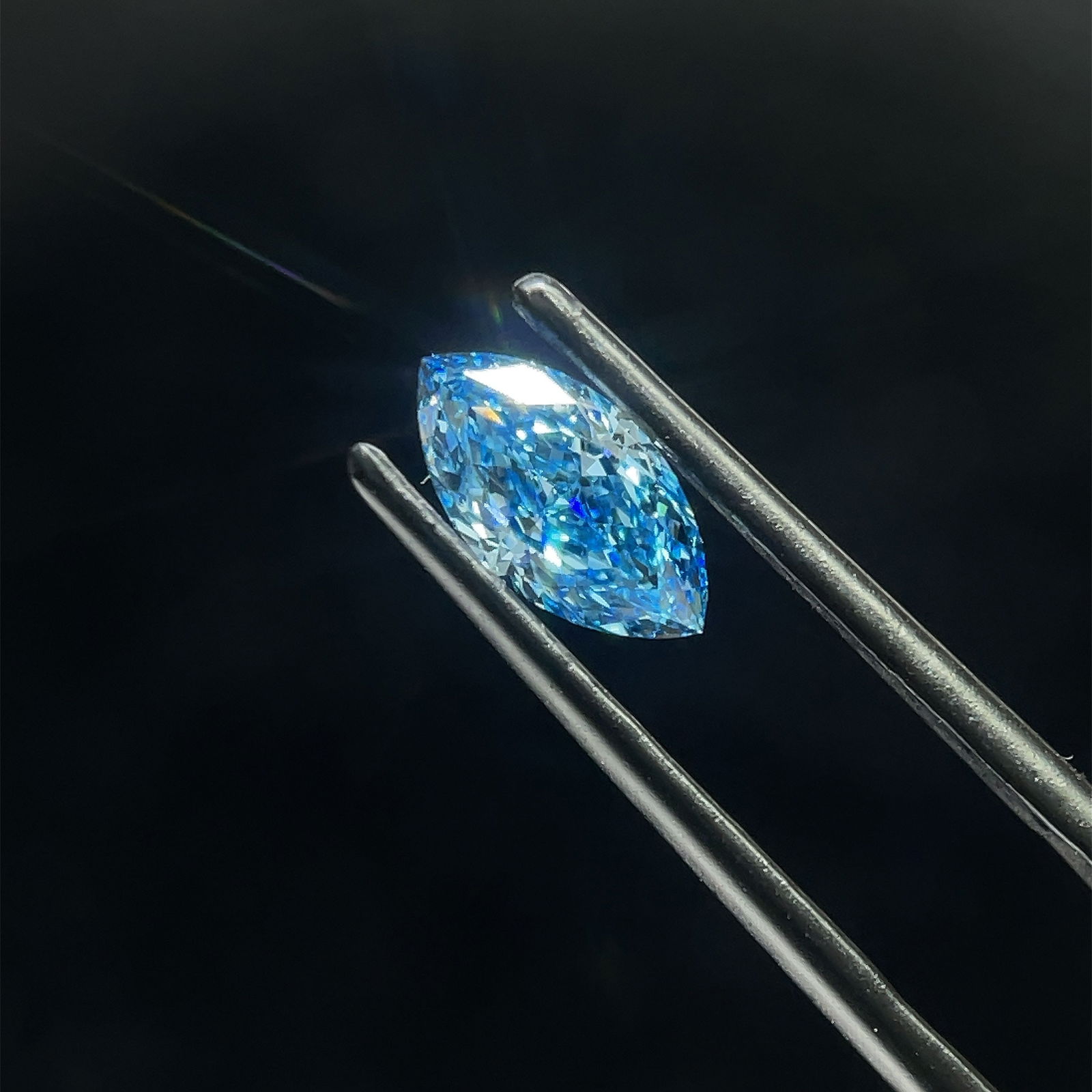 Loose Diamond - MARQUISE 1.02ct Fancy Vivid Blue VVS2: Loose Diamond - MARQUISE 1.02ct Fancy Vivid Blue VVS2 Source: This is a real non-mined Diamond that has been grown in a lab Shape: MARQUISE Carats: 1.02 Color: Fancy Vivid Blue Certification: IGI The