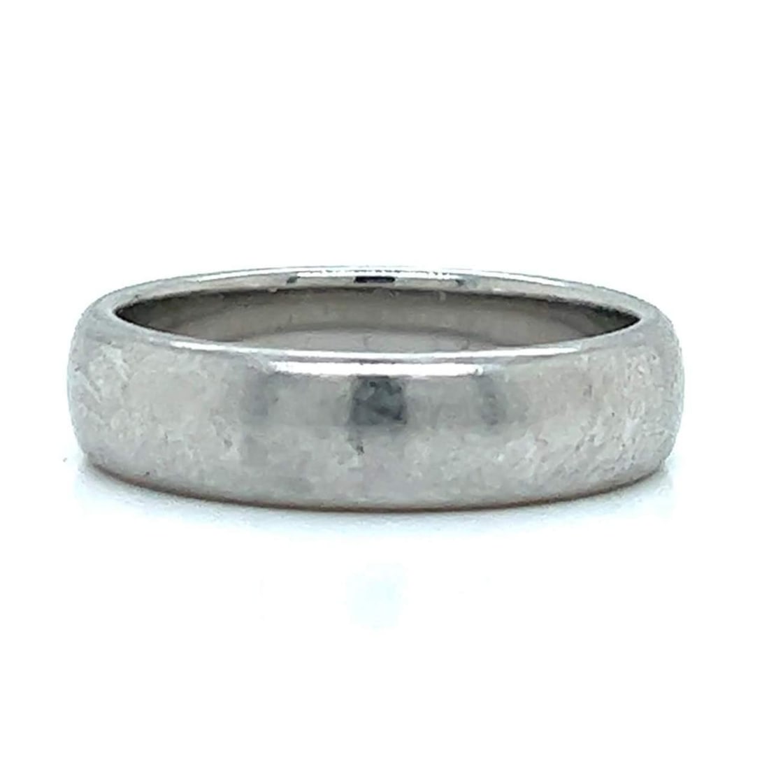 Tiffany & Co. Classic Platinum Men's Wedding Band Size 10.5: Tiffany & Co. Classic Platinum Men's Wedding Band Size 10.5 This elegant men's wedding band by Tiffany & Co. is crafted from luxurious platinum, ensuring a timeless and durable piece. Weighing 15.7 gr