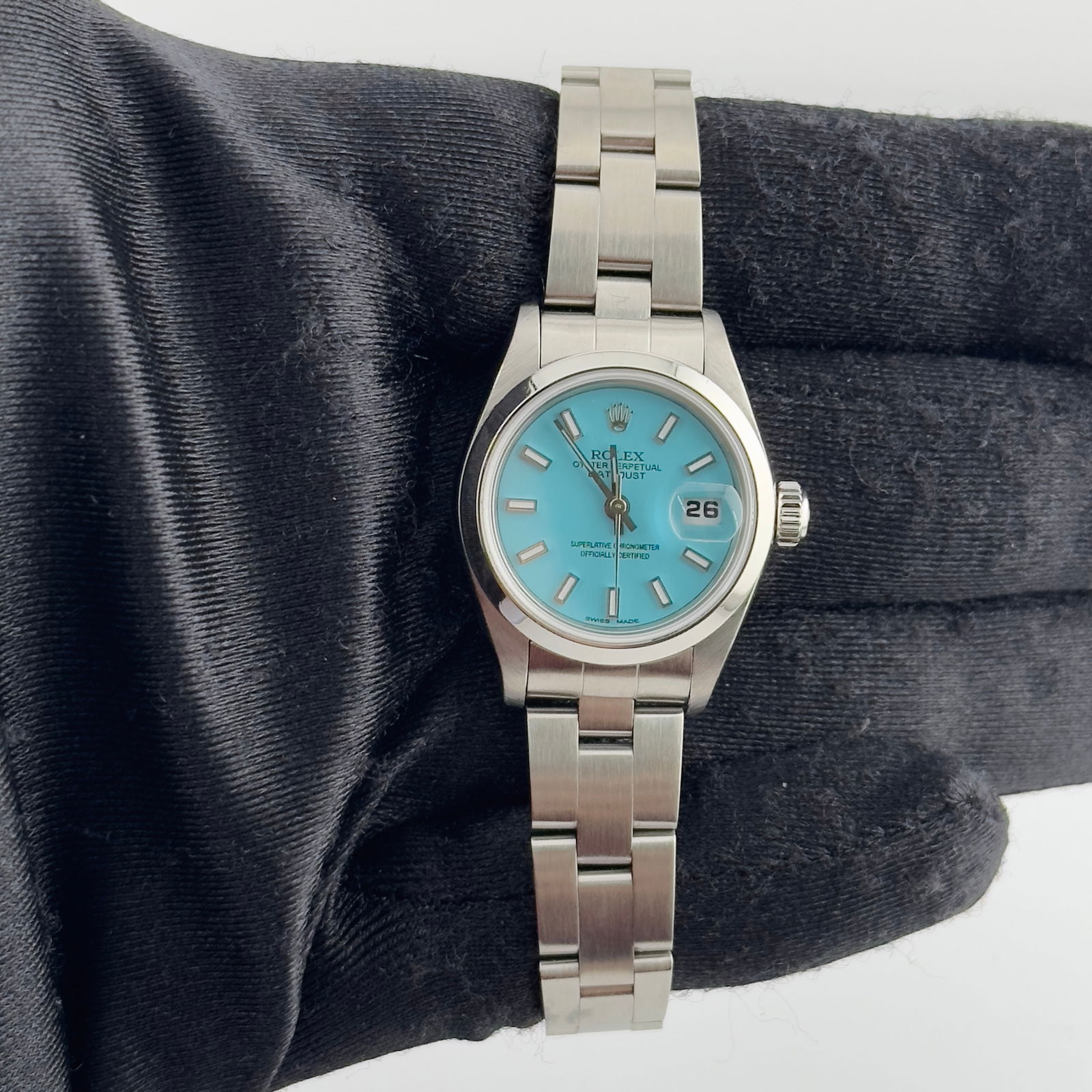 Rolex 69160 Datejust Ladies Watch Aftermarket Tiffany Blue Oyster Bracelet Papers 1999: Rolex 69160 Datejust Ladies Watch Aftermarket Tiffany Blue Oyster Bracelet Papers 1999 This Rolex Datejust features an aftermarket Tiffany Blue dial and comes with original papers. The watch has a smo