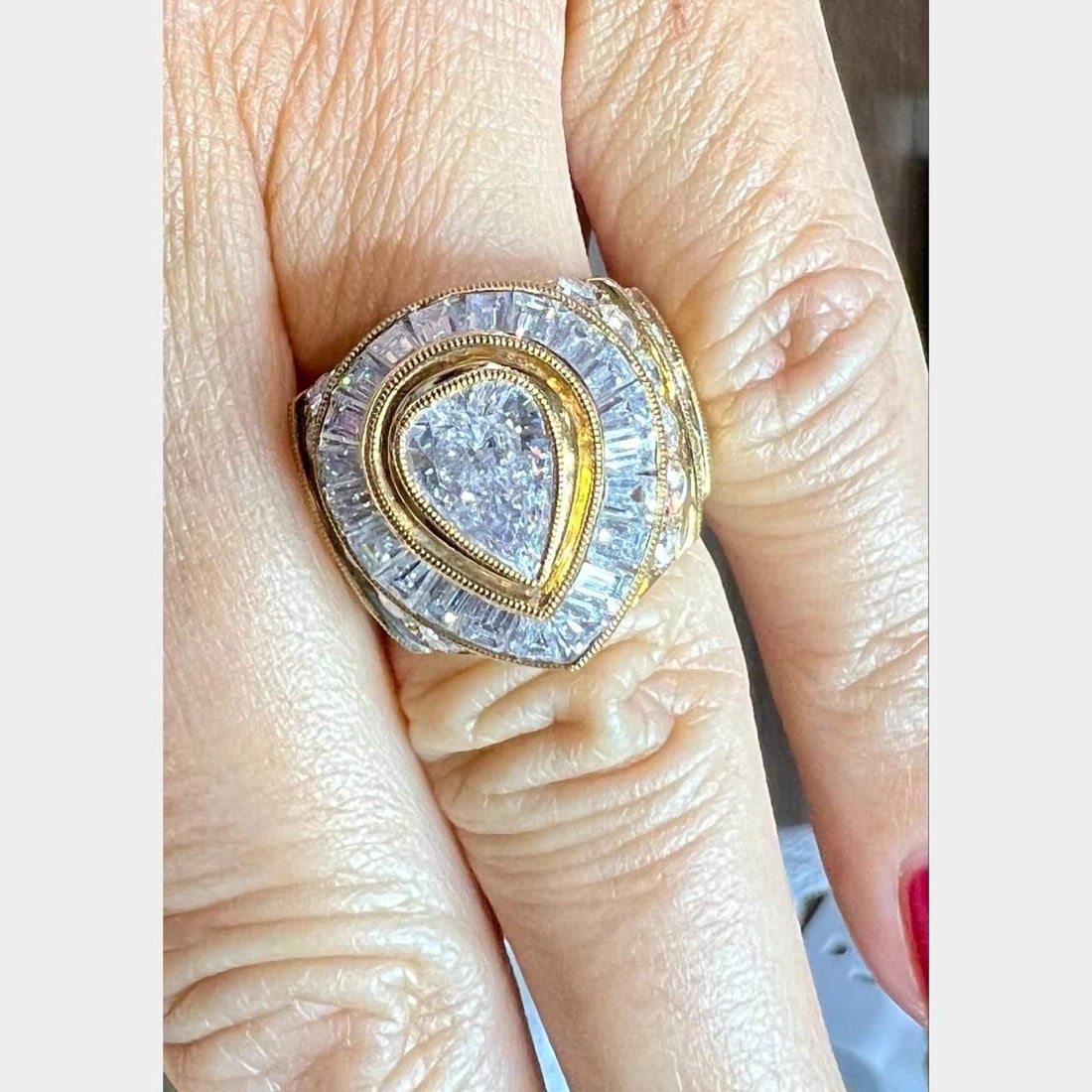 18K Yellow Gold Ring with 1.60 Ct Marquise Diamond and 43 Total Diamonds: 18K Yellow Gold Ring with 1.60 Ct Marquise Diamond and 43 Total Diamonds This exquisite 18K Yellow Gold Diamond Ring showcases a stunning design featuring a central marquise diamond weighing approxima