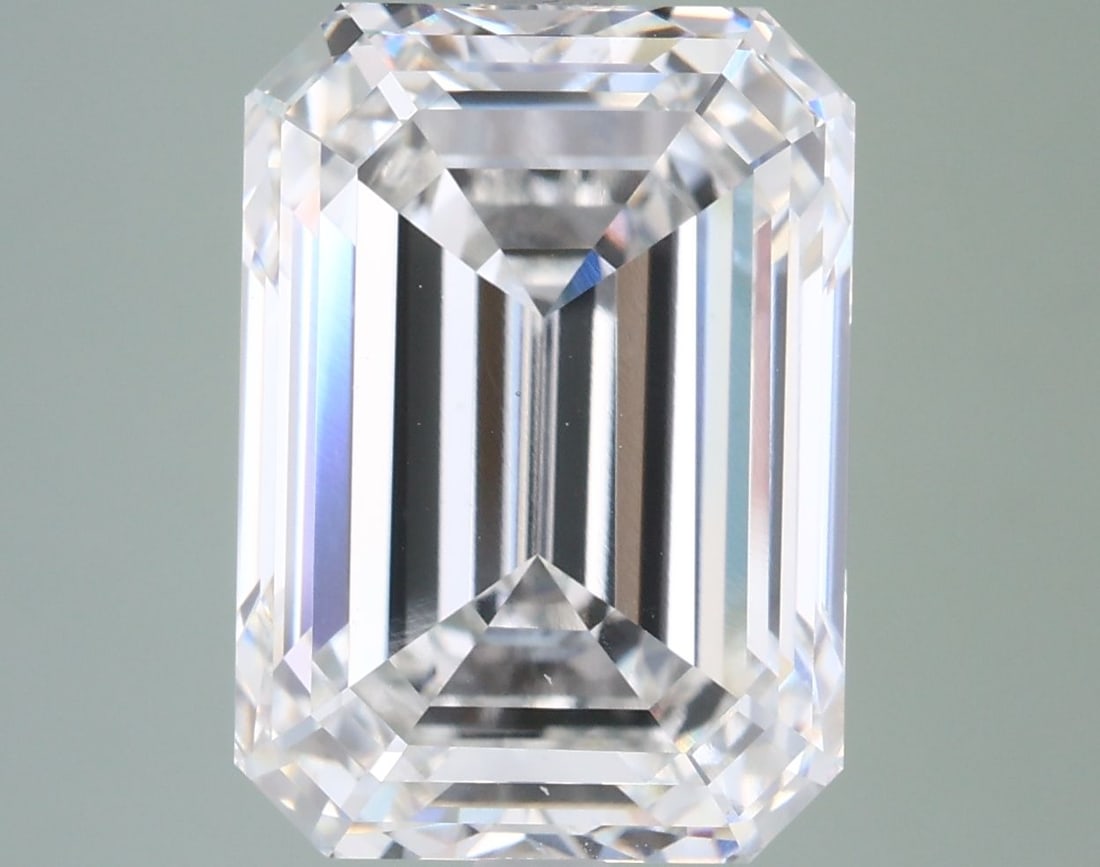 Loose Diamond - EMERALD 7.04ct E VS1: Loose Diamond - EMERALD 7.04ct E VS1 Source: This is a real non-mined Diamond that has been grown in a lab Shape: EMERALD Carats: 7.04 Color: E Clarity: VS1 Certification: IGI Video: Video Link The