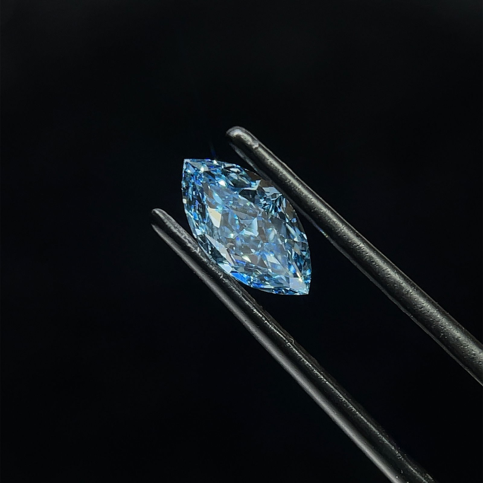 Loose Diamond - MARQUISE 1.01ct Fancy Vivid Blue VS2: Loose Diamond - MARQUISE 1.01ct Fancy Vivid Blue VS2 Source: This is a real non-mined Diamond that has been grown in a lab Shape: MARQUISE Carats: 1.01 Color: Fancy Vivid Blue Certification: IGI The D