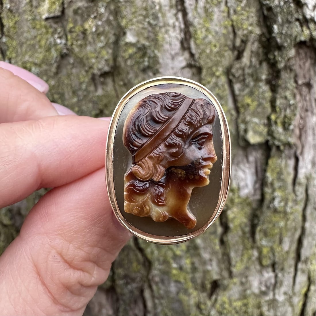 Victorian Era Rose Gold Ring with Large Carved Agate Cameo Trojan Design: Victorian Era Rose Gold Ring with Large Carved Agate Cameo Trojan Design This antique Victorian cocktail ring features a large, carved oval agate cameo depicting a Trojan motif. The natural agate ston