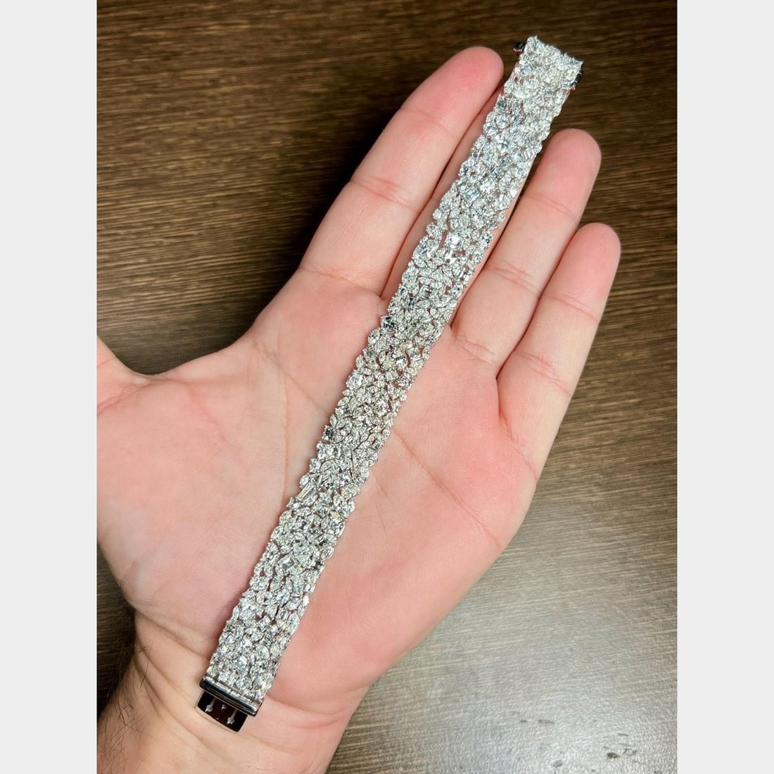 Platinum Diamond Bracelet 25.26 Ct 243 Stones F-I VVS1-SI1: Platinum Diamond Bracelet 25.26 Ct 243 Stones F-I VVS1-SI1 This stunning platinum diamond bracelet features a total diamond weight of 25.26 ct, beautifully set with 243 diamonds. The diamonds exhibit