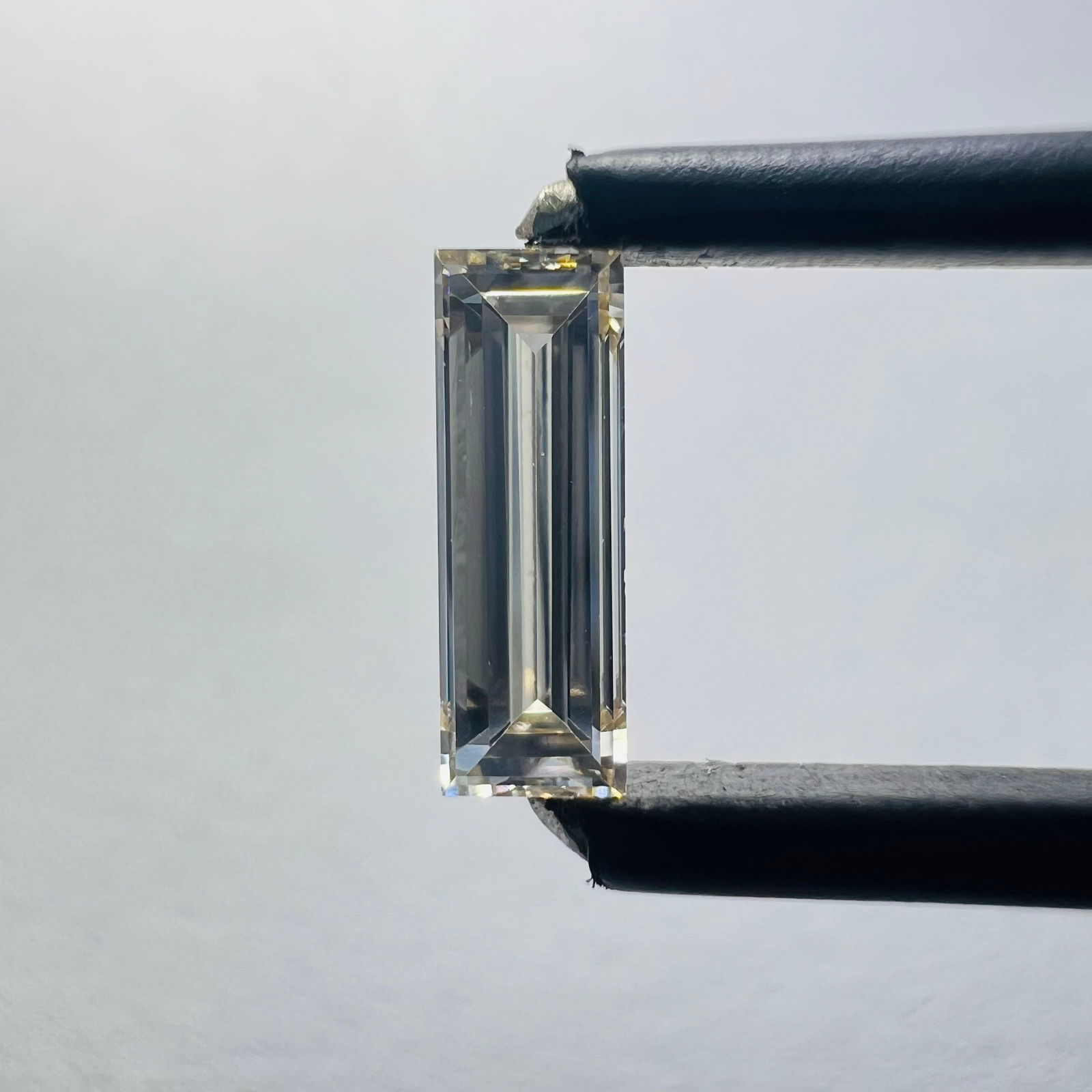 Loose Diamond - BAGUETTE 0.47ct J VS1: Loose Diamond - BAGUETTE 0.47ct J VS1 Source: This is a real non-mined Diamond that has been grown in a lab Shape: BAGUETTE Carats: 0.47 Color: J Clarity: VS1 Certification: NONE The Diamond Depot Gua