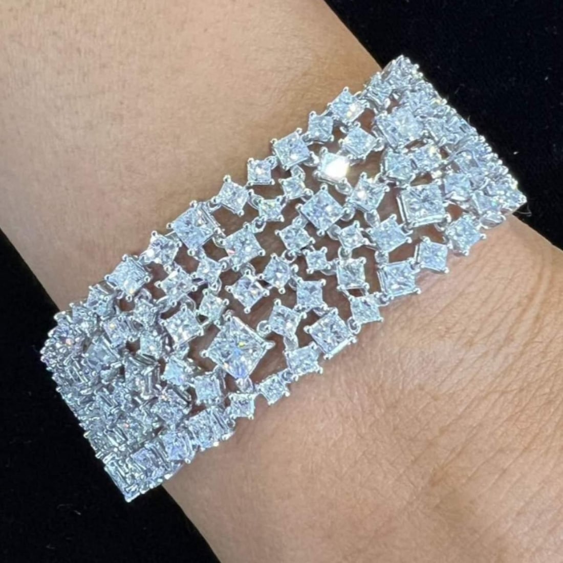 Exquisite Platinum Diamond Bracelet 46.75 Ct 215 Stones D-G VS1-SI1: Exquisite Platinum Diamond Bracelet 46.75 Ct 215 Stones D-G VS1-SI1 This exquisite platinum bracelet features an impressive total of 46.75 carats of diamonds, showcasing 215 individual stones with D-G
